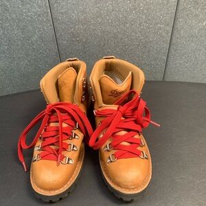 Danner | Mountain LT Cascade Boots Tan Women’s 8 no soles; wear on toe and back